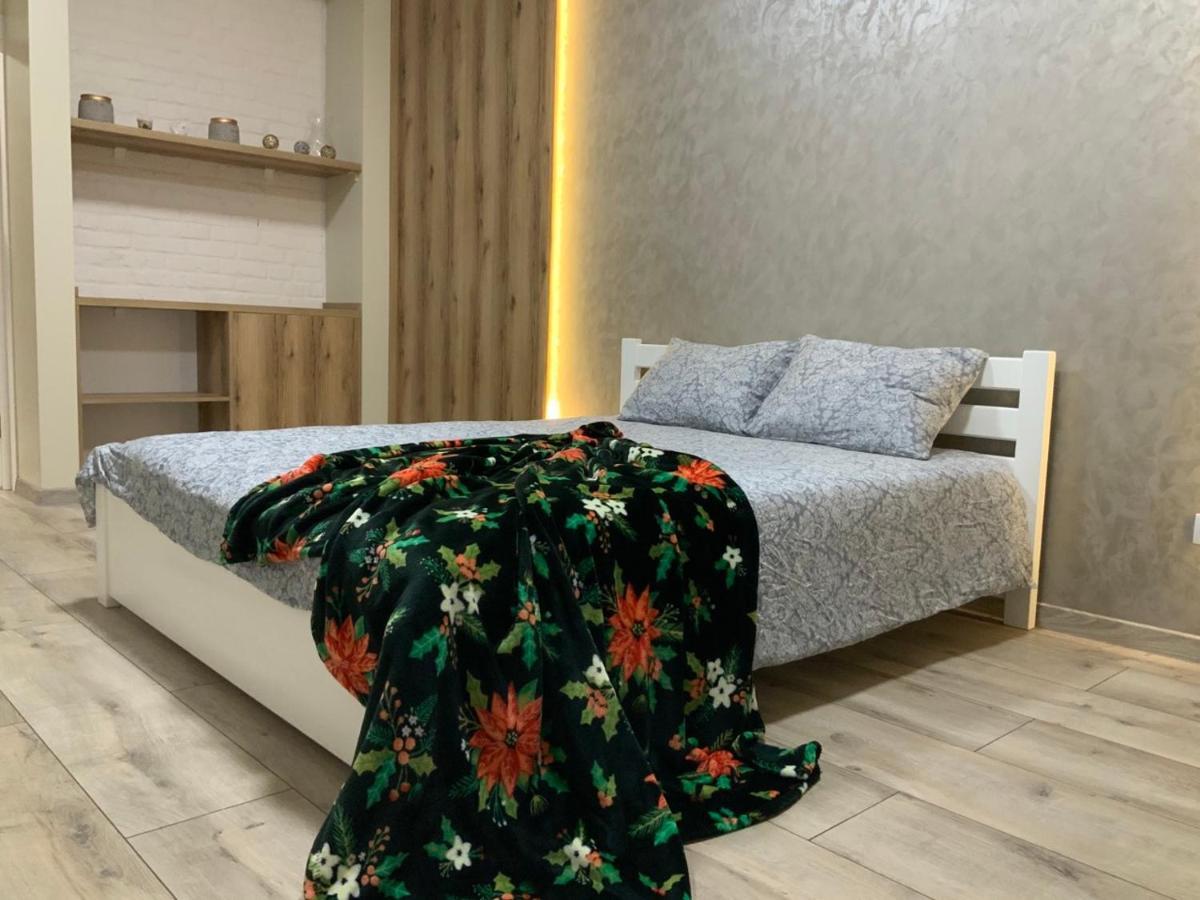 Vip Apartment У Центрі Міста, Новобуджк Театральний,Дуже Простора Rivne Ngoại thất bức ảnh