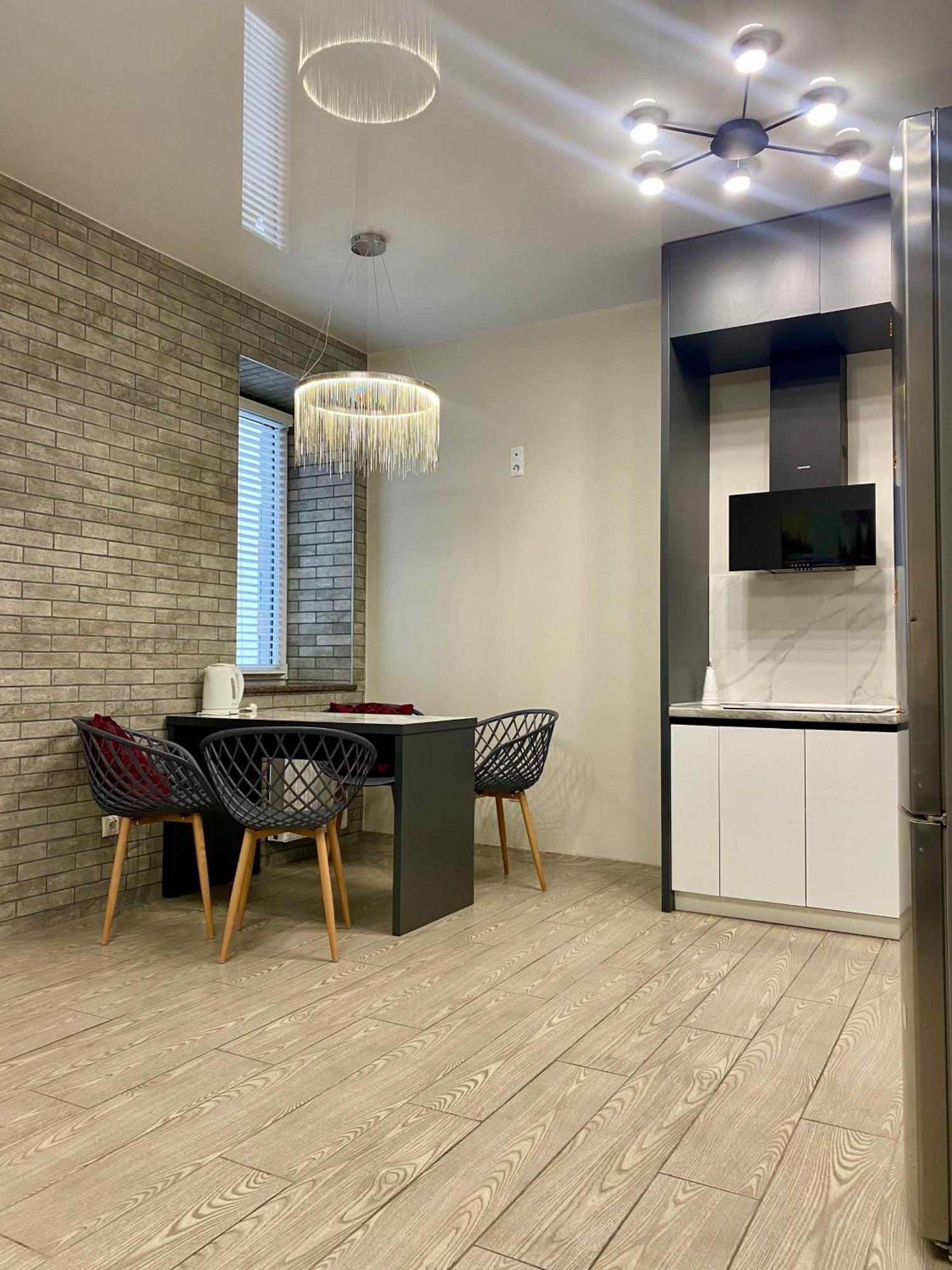 Vip Apartment У Центрі Міста, Новобуджк Театральний,Дуже Простора Rivne Ngoại thất bức ảnh
