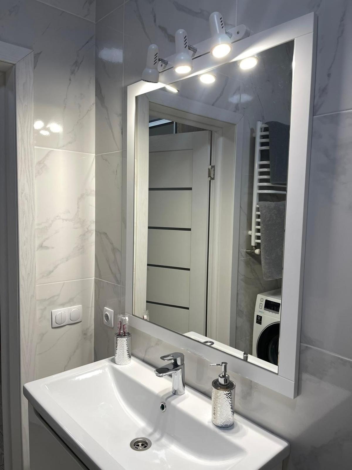 Vip Apartment У Центрі Міста, Новобуджк Театральний,Дуже Простора Rivne Ngoại thất bức ảnh