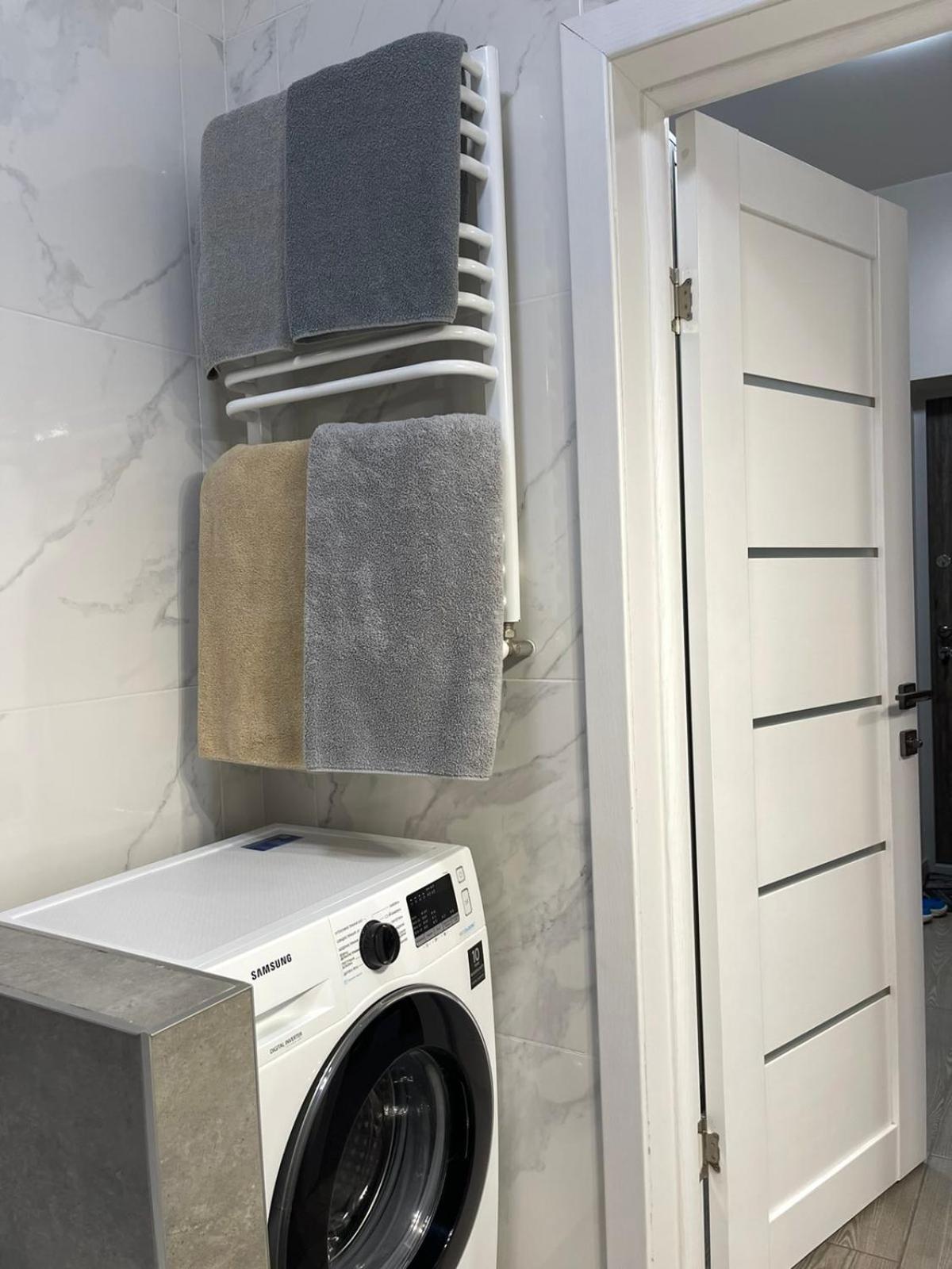 Vip Apartment У Центрі Міста, Новобуджк Театральний,Дуже Простора Rivne Ngoại thất bức ảnh