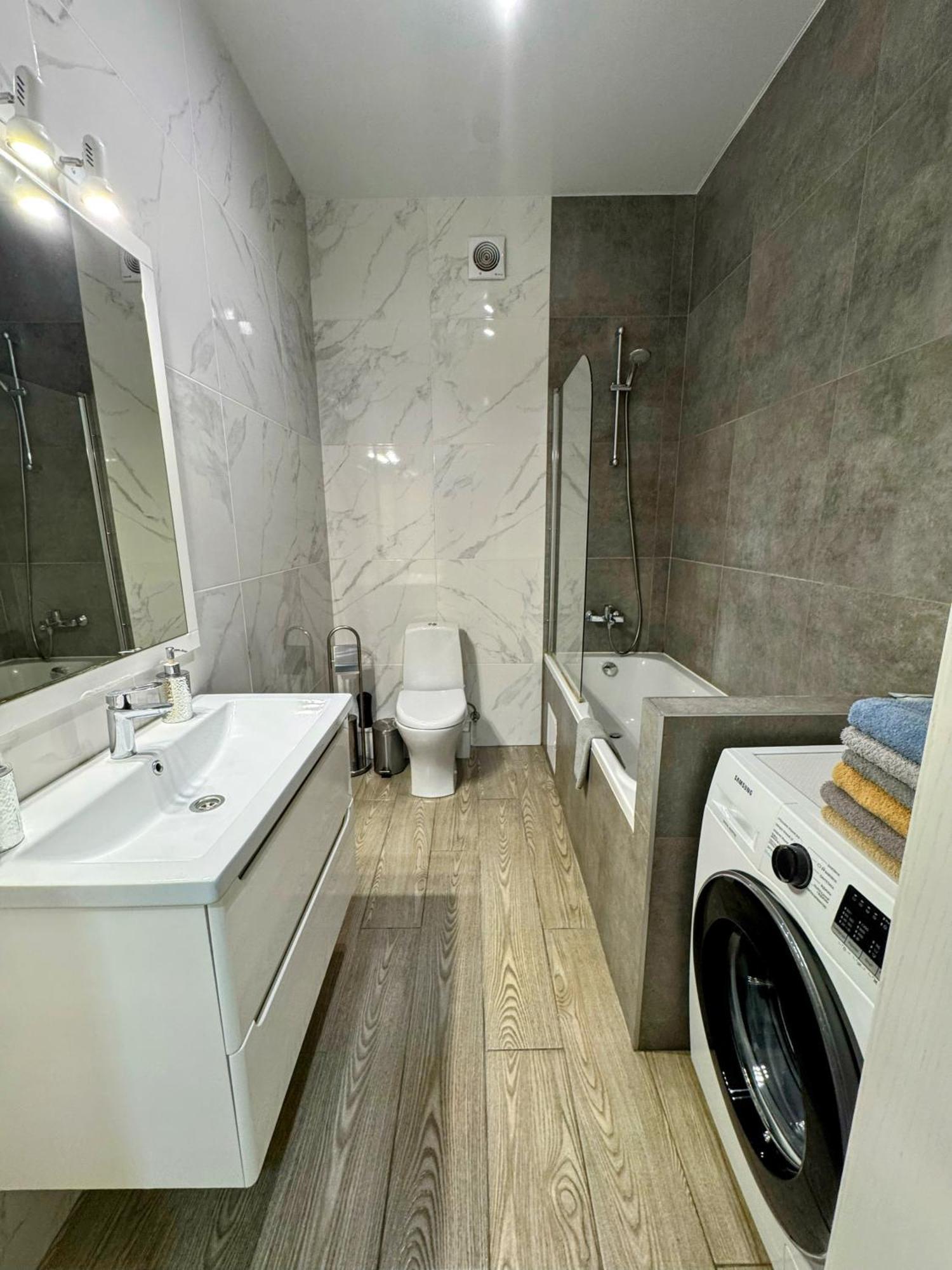 Vip Apartment У Центрі Міста, Новобуджк Театральний,Дуже Простора Rivne Ngoại thất bức ảnh