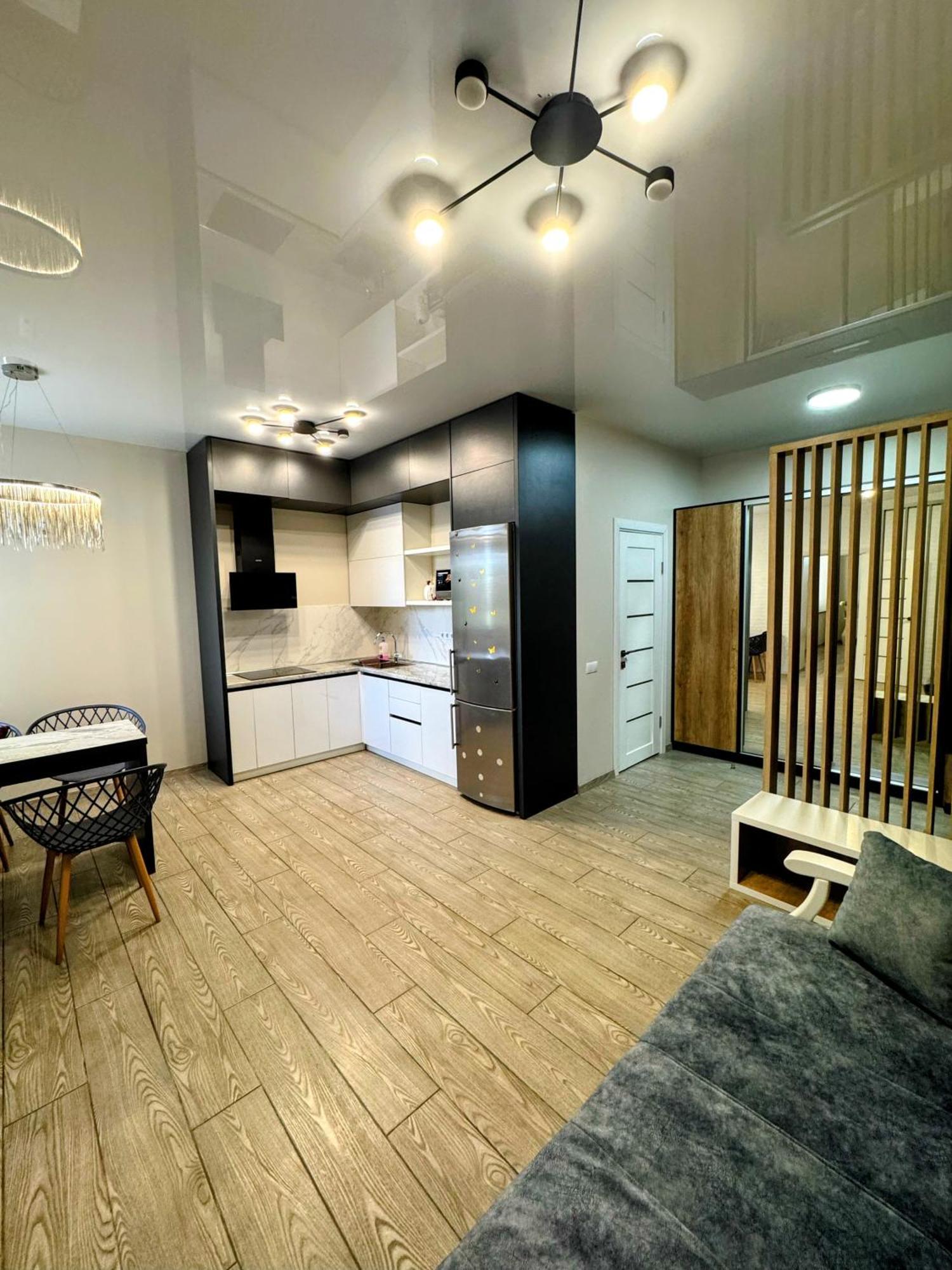 Vip Apartment У Центрі Міста, Новобуджк Театральний,Дуже Простора Rivne Ngoại thất bức ảnh